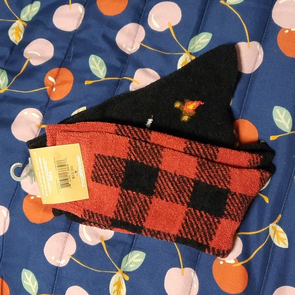 2 Pack of Fuzzy Socks - Picture 2 of 3